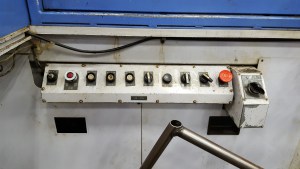 Used 220 Ton Capacity JSW Injection Molding Machine For Sale