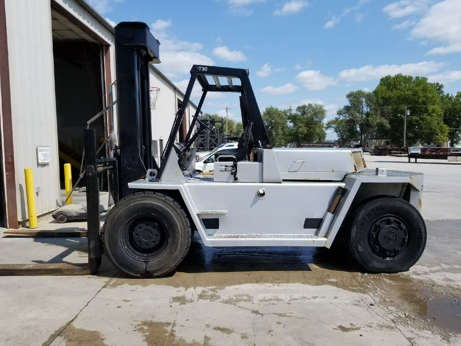 30,000lb. Capacity Cat V300 Air-Tire Forklift For Sale 30kCatV300FLFS